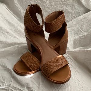 Frye Bianca ankle strap sandals. Tan size 8.
